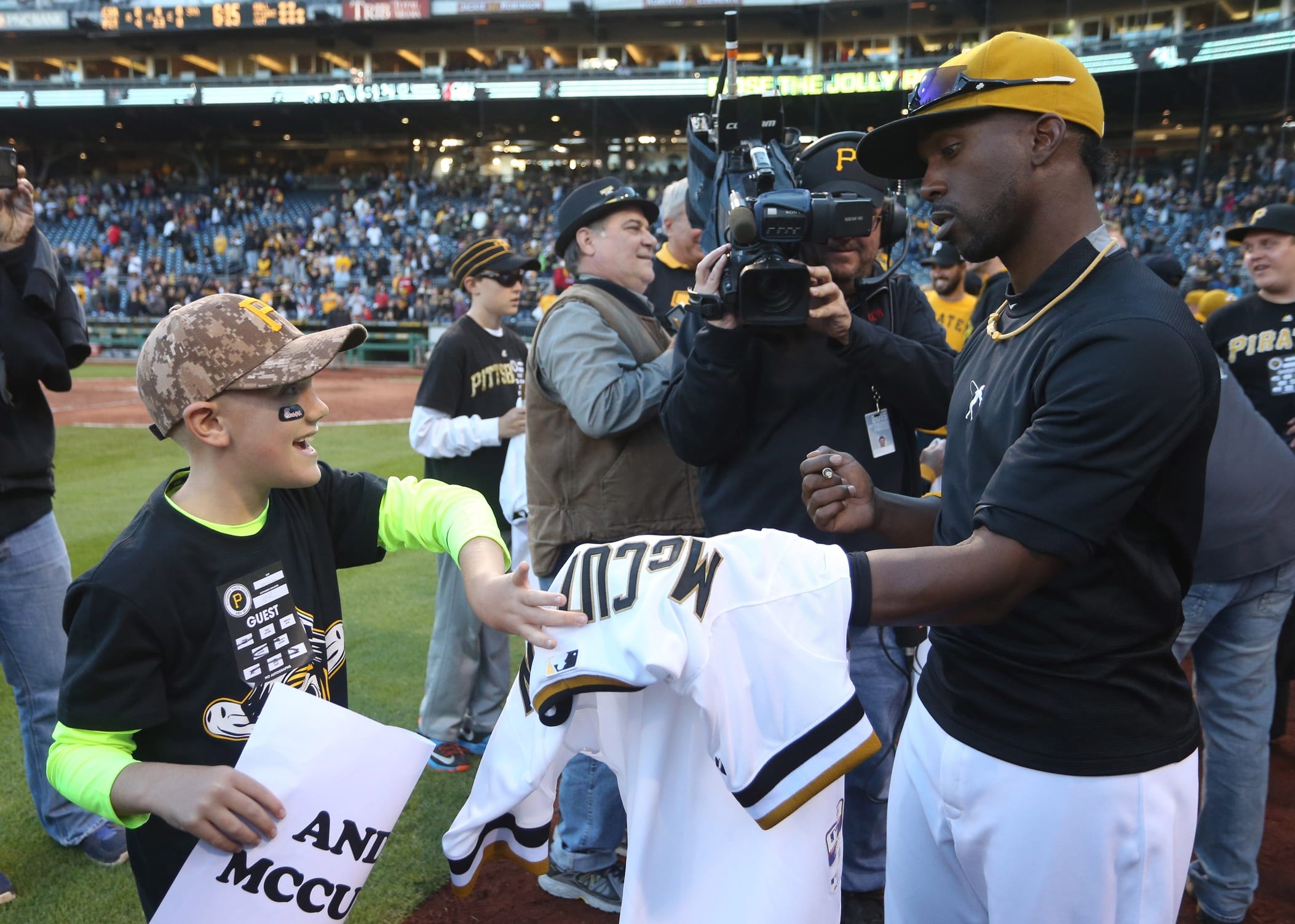 Andrew McCutchen named Roberto Clemente Award winner