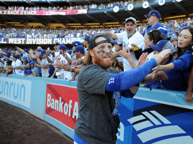 Dodgers re-sign fan favorite Justin Turner after long standoff
