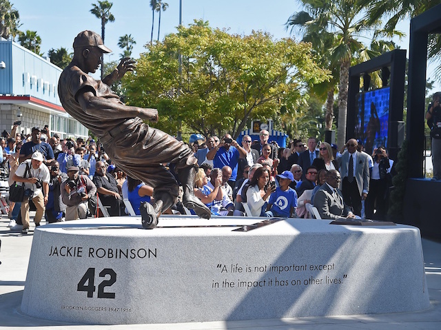 Jackie-robinson-statue