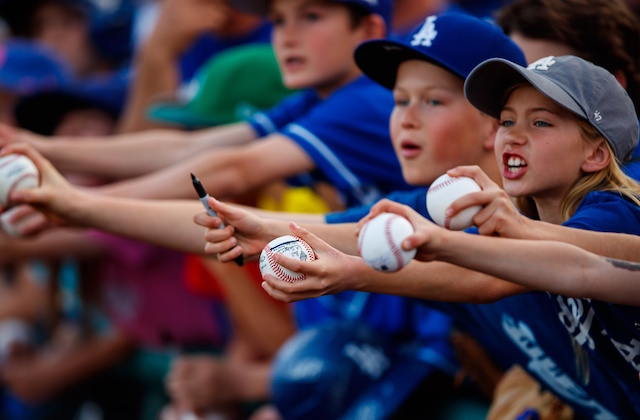 Coronavirus: Why MLB is advising players not to sign autographs