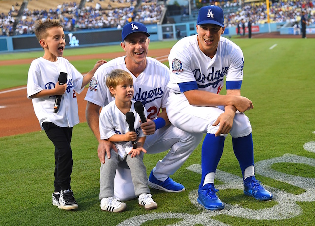 Dodgers' Chase Utley helps pets 