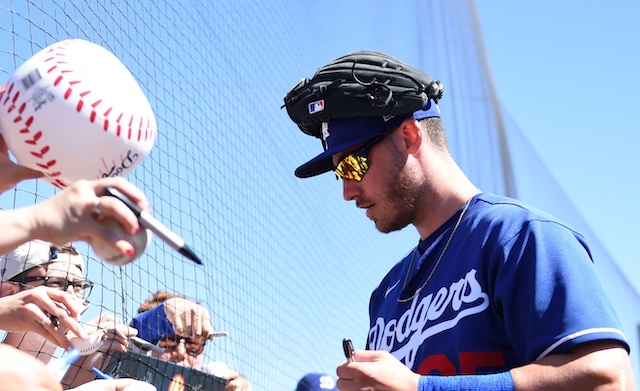 Dodgers, Angels Accomodate Autograph Fans at Spring Training 2015