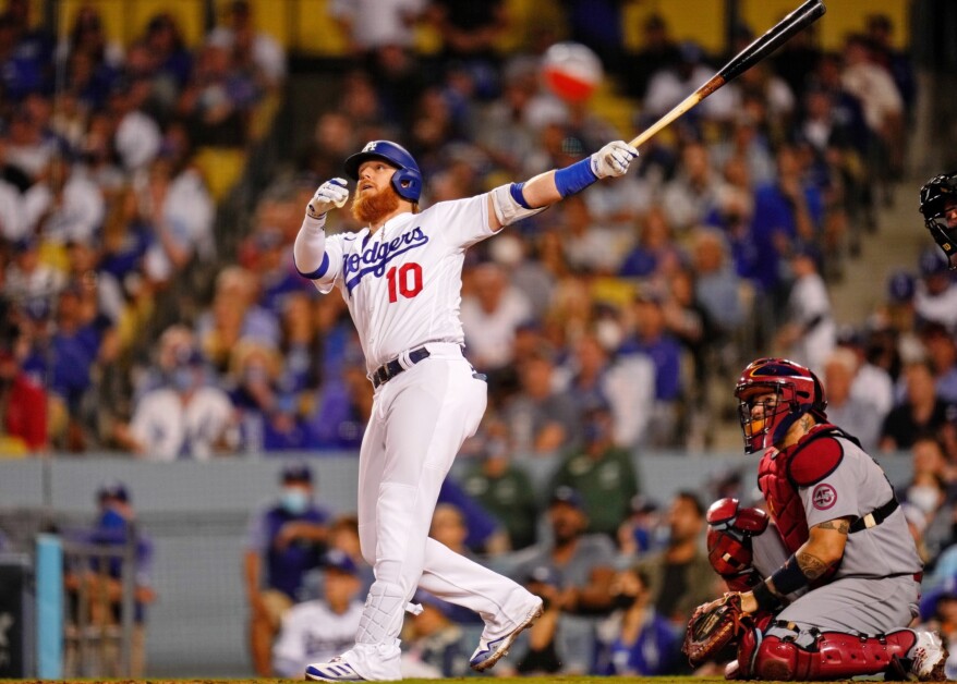 Justin Turner leads Dodgers' walk-off in 12th