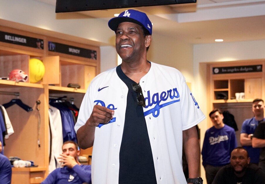 Video Denzel Washington pays tribute to Jackie Robinson at Dodger