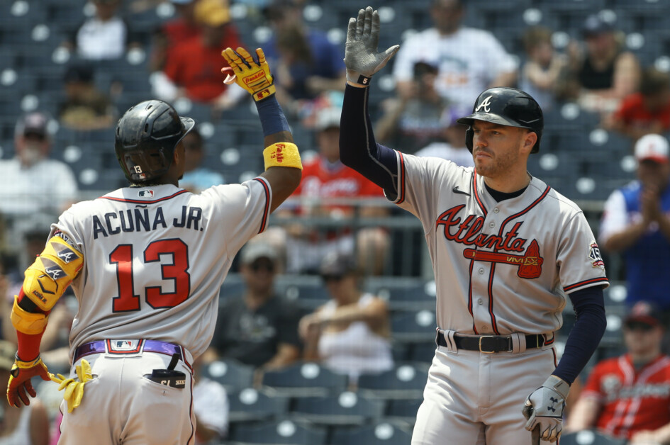 Braves – Dodgers: Freddie Freeman reacts to Ronald Acuna Jr. home run