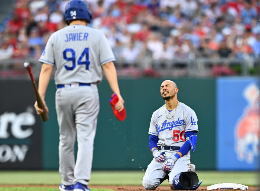 Mookie runs into wall, sprains lower back