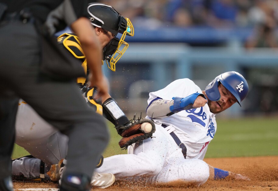 Dodgers' Gavin Lux to Undergo MRI After Suffering Knee Injury in