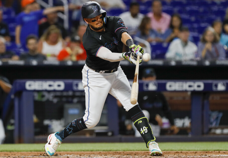 Dodgers acquire Miguel Rojas from Marlins, adding infield depth