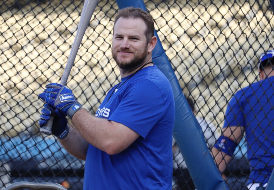 Los Angeles Dodgers' Max Muncy apologizes after quick reaction to 'absurd'  amount of fan mail