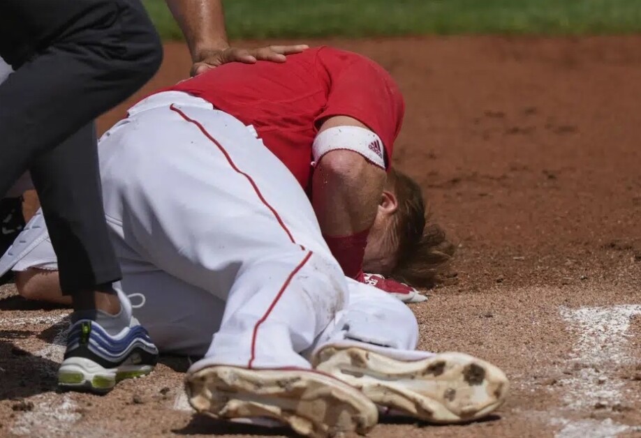Dodgers' Justin Turner breaks left wrist after being hit by pitch – The  Denver Post