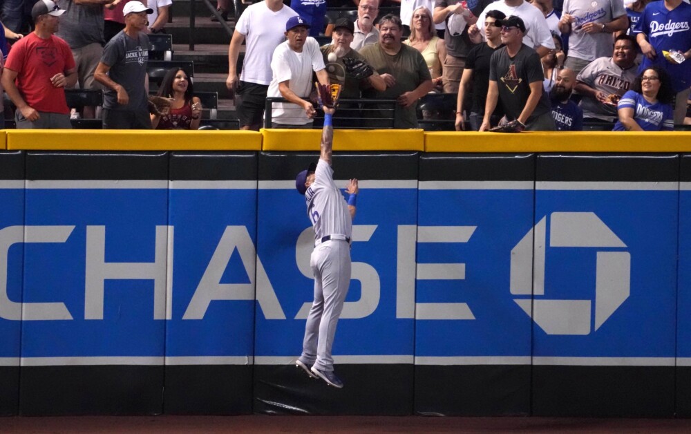 David Peralta's foul ball nearly hits bird at Dodger Stadium - Los