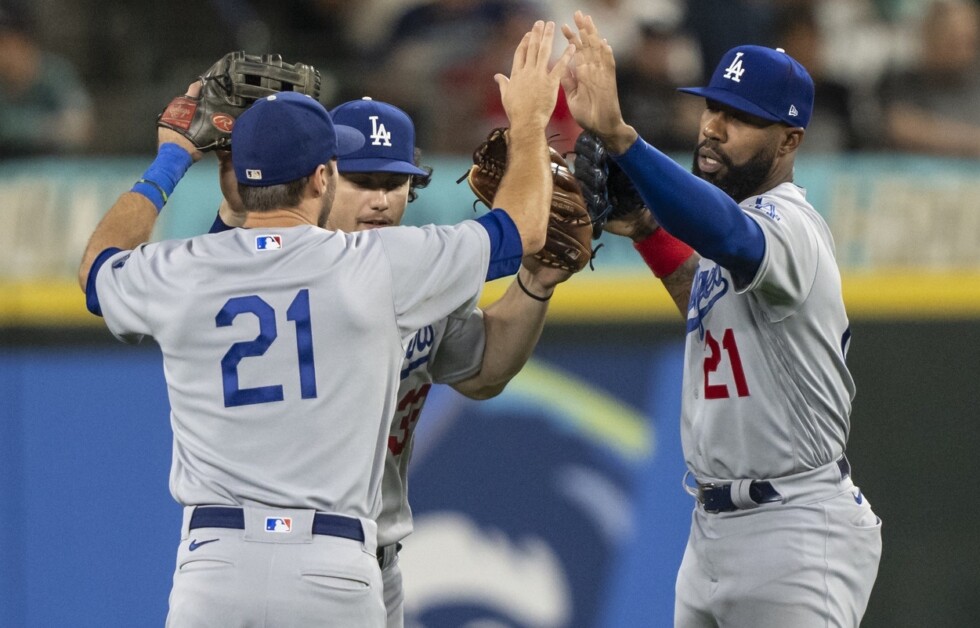 Chris Taylor, Kiké Hernández & More Dodgers Celebrate Roberto